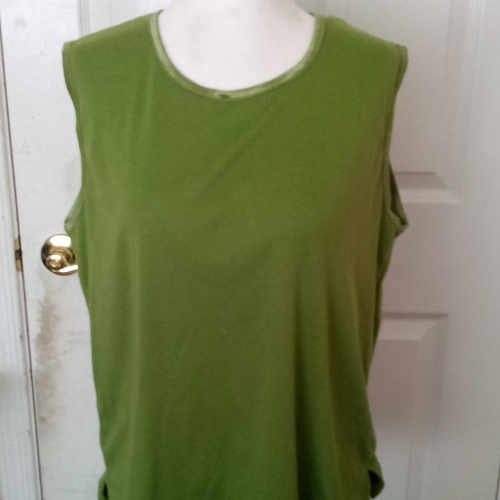sleeveless green tee